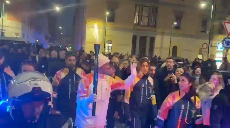 Chivu, il tratto con la torcia olimpica di Milano-Cortina