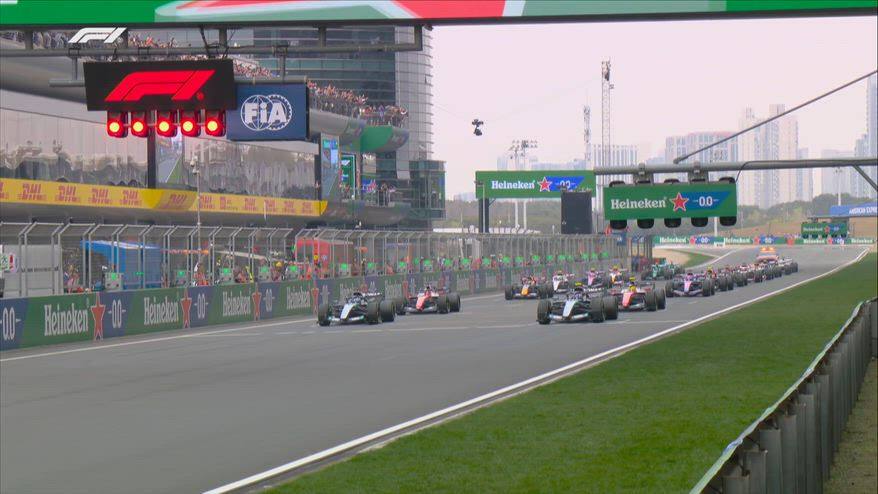 Hamilton di nuovo in testa! La partenza del GP di Cina