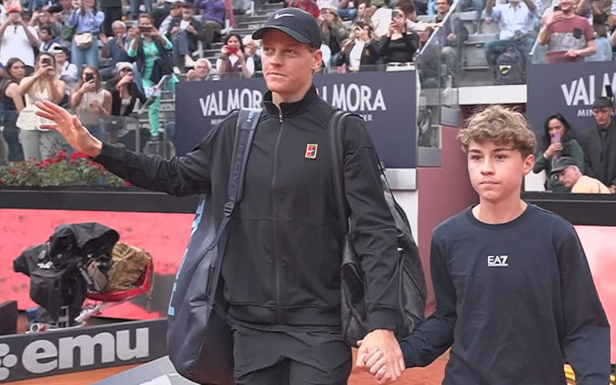 https://sport.sky.it/assets/images/0d727c8bbec31b7b8a2640fb0811d2b74b05bdc4/skysport/it/tennis/video/2026/05/09/sinner-ingresso-centrale-roma-boato-video-1096650/sky_sport_sinner_ingresso_roma.jpg?im=Resize,width=1218