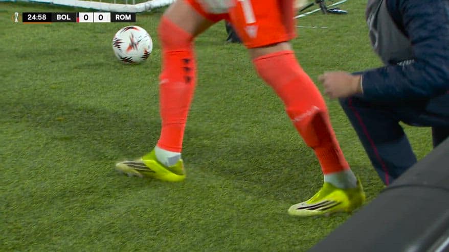 A Skorupski esce lo scarpino: lo aiuta il raccattapalle