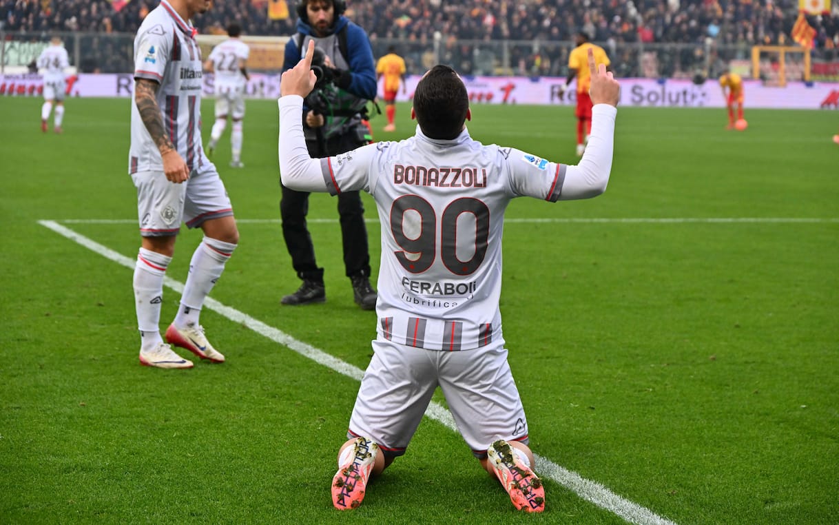 https://sport.sky.it/assets/images/0e757799727af24a8d0beb5e1c5b15a2302bc64f/skysport/it/calcio/serie-a/2025/12/07/cremonese-lecce-pagelle/bonazzoli_cremonese_getty_esulta.jpg?im=Resize,width=1218