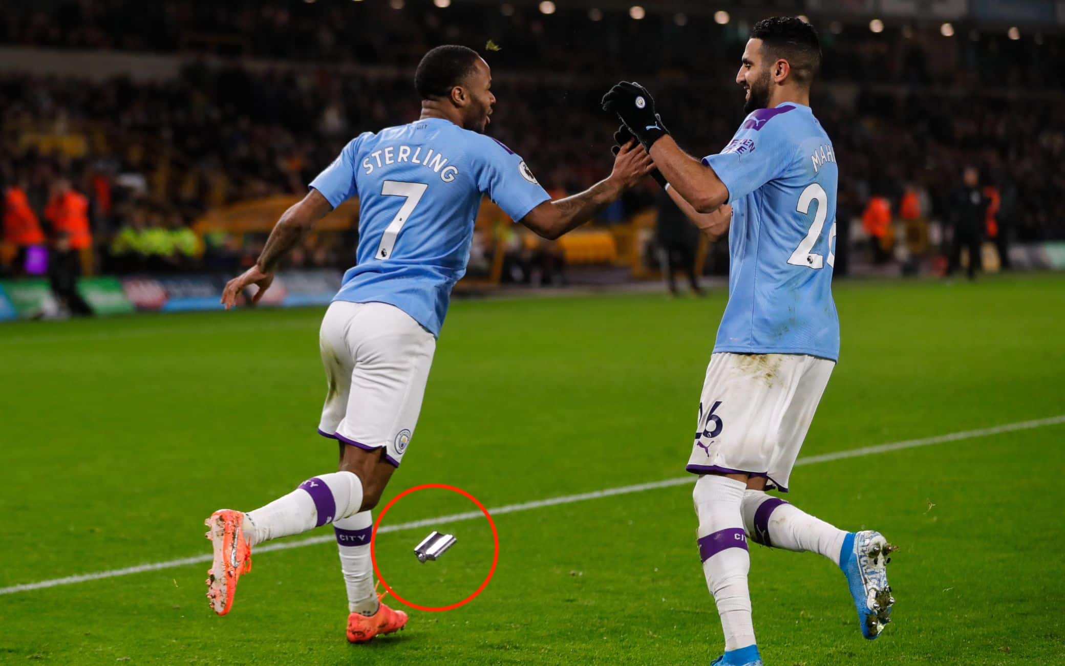La fiaschetta arriva sul campo durante Wolves-Man City