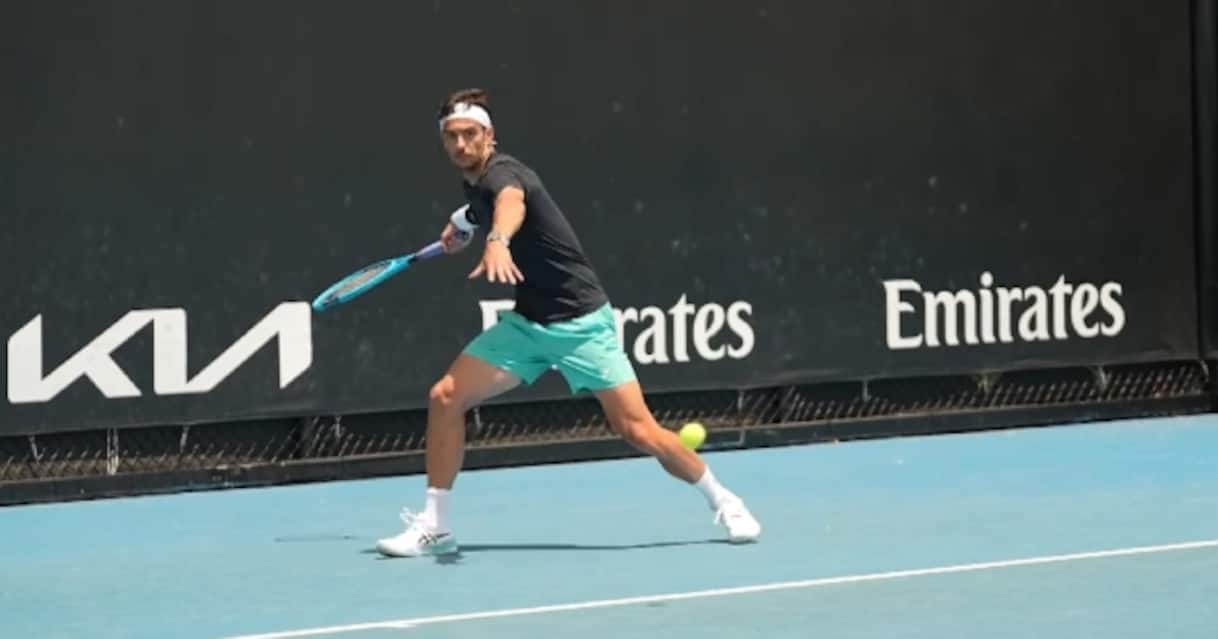 https://sport.sky.it/assets/images/0ee65a7c05f7a2e47286f954ce03883399c1bb2a/skysport/it/tennis/video/2026/01/21/musetti-allenamento-australian-open-oggi-video-1067932/og_screen_musetti.jpg?im=Resize,width=1218
