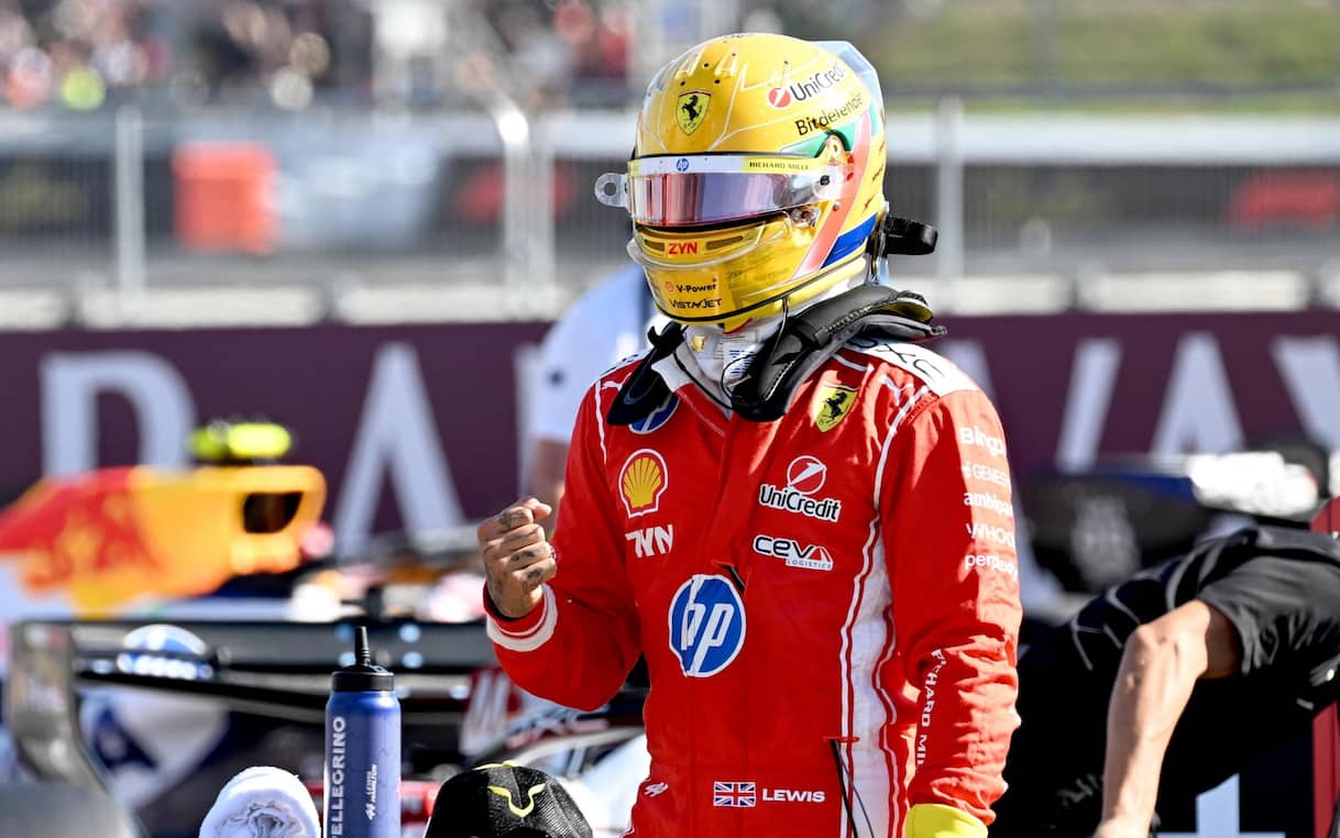 https://sport.sky.it/assets/images/0f116674d555045737cdc3ae31e7490974e7f716/skysport/it/motori/formula-1/video/2026/07/03/hamilton-pole-f1-gp-silverstone-capelli-commento-video-1109448/ansa_hamilton_ferrari_silverstone_f1_1.jpg?im=Resize,width=1218