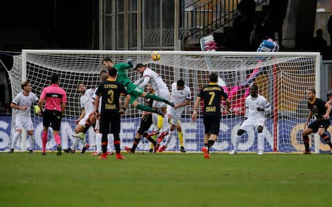 Benevento's goalkeeper Alberto Brignoli (C) scores the goal during the Italian Serie A soccer match Benevento Calcio vs AC Milan at Ciro Vigorito stadium in Benevento, Italy, 03 December 2017.ANSA/MARIO TADDEO