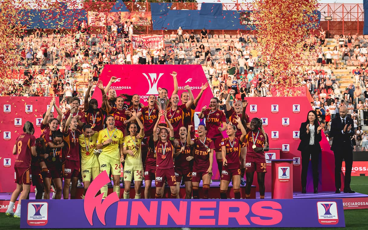 https://sport.sky.it/assets/images/0fd456bc1c83c9a32842e8833aef681e091f3e88/skysport/it/calcio/femminile/video/2026/05/24/juventus-roma-0-1-gol-e-highlights-coppa-italia-femminile-1100503/roma_femminile_getty.jpg?im=Resize,width=1218