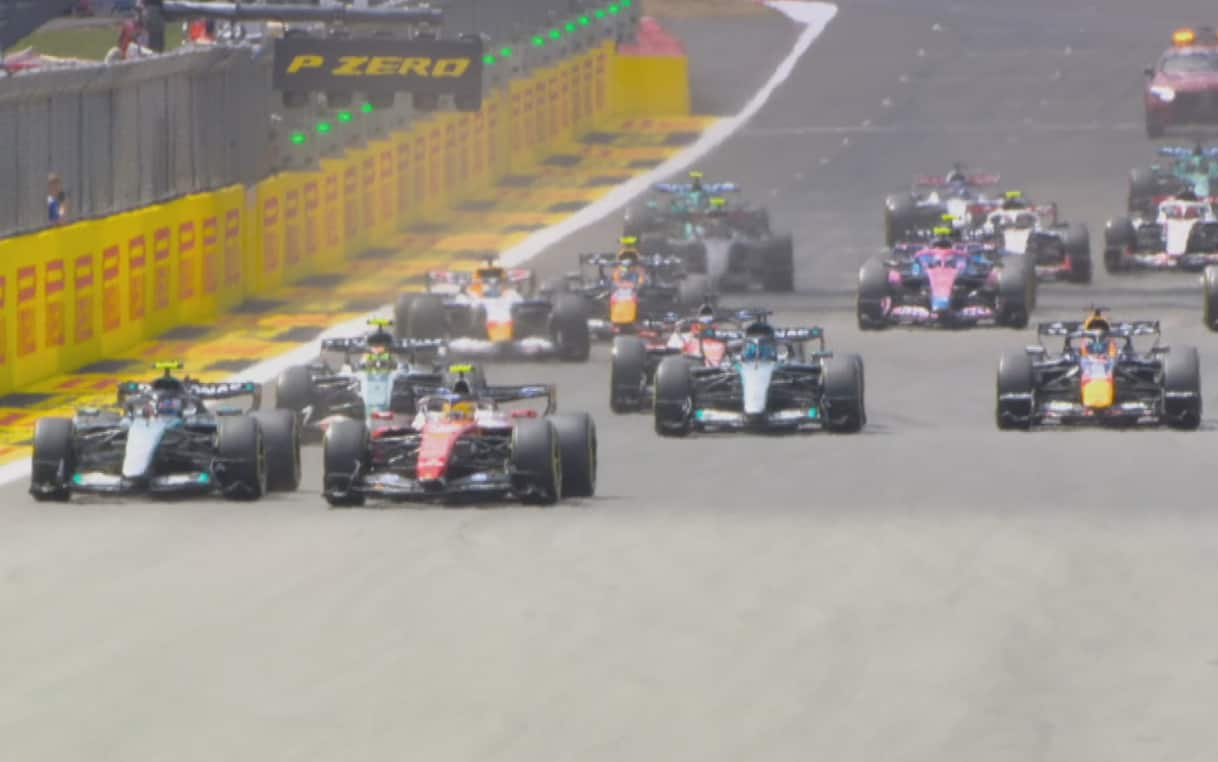 https://sport.sky.it/assets/images/0fe5db1290d66175c7f6c6e6a3fbbfd95ea815f7/skysport/it/motori/formula-1/video/2026/07/04/f1-gp-silverstone-partenza-primo-giro-sprint-video-1109532/partenza_f1_sprint_silverstone.jpg?im=Resize,width=1218