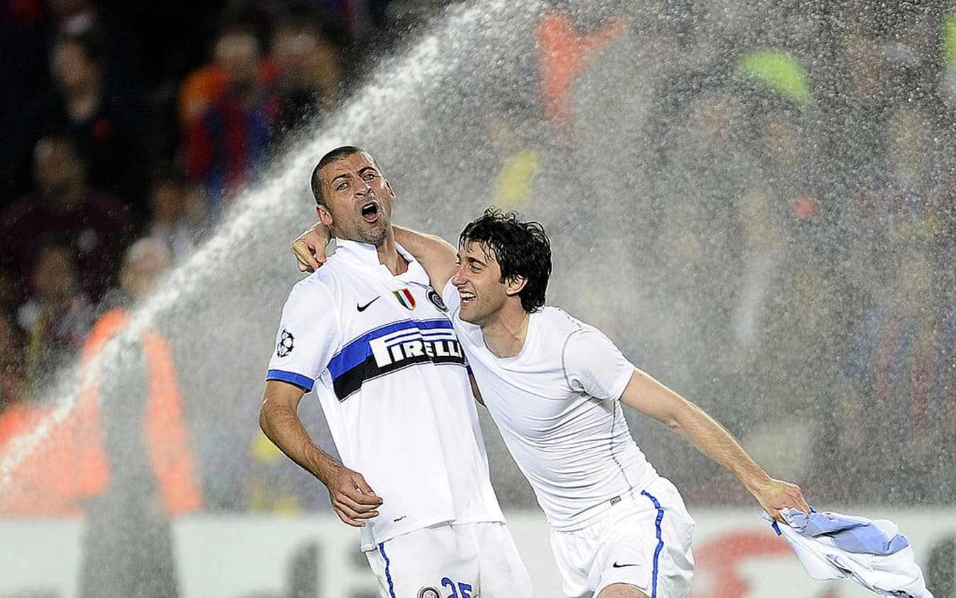 Samuel e Milito festeggiano sotto la pioggia... scatenata dagli idranti