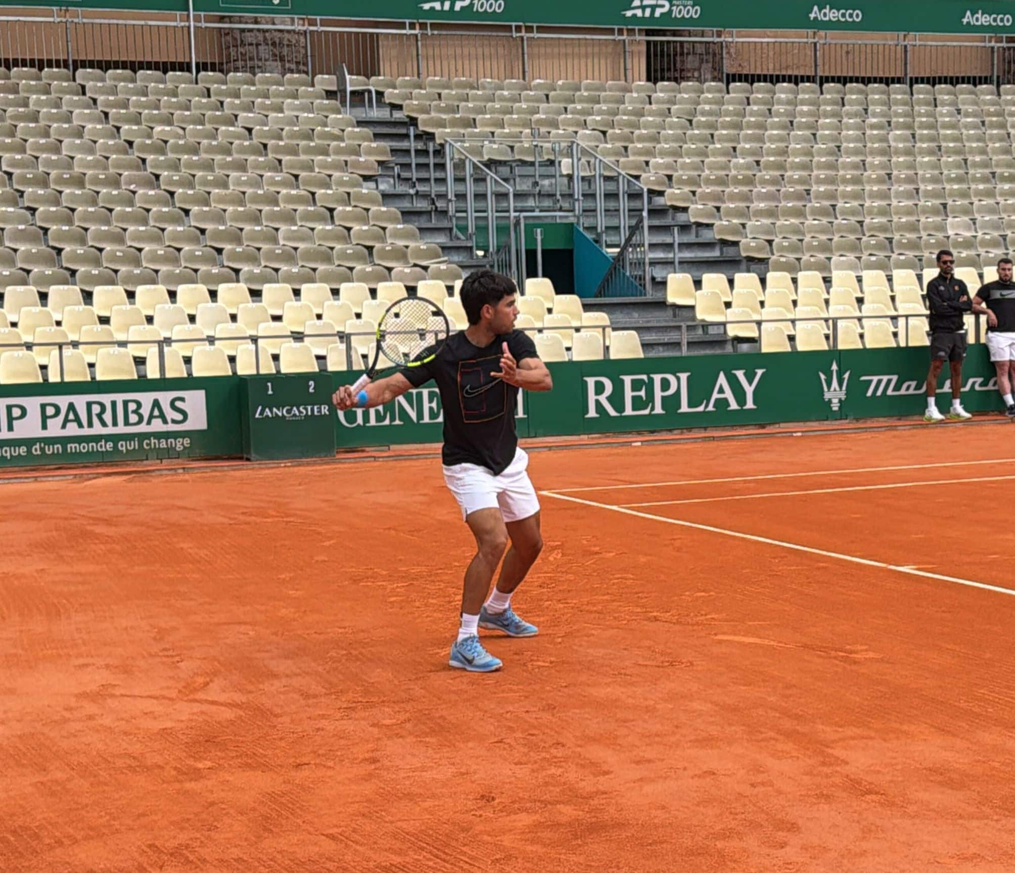 Il riscaldamento di Alcaraz prima della finale contro Sinner 