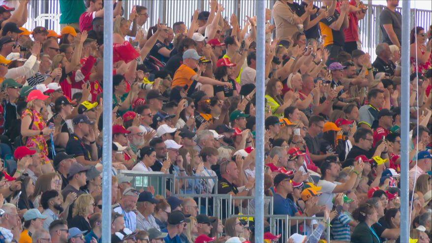 Hamilton: "Macchina grandiosa, tutti spingono in fabbrica"