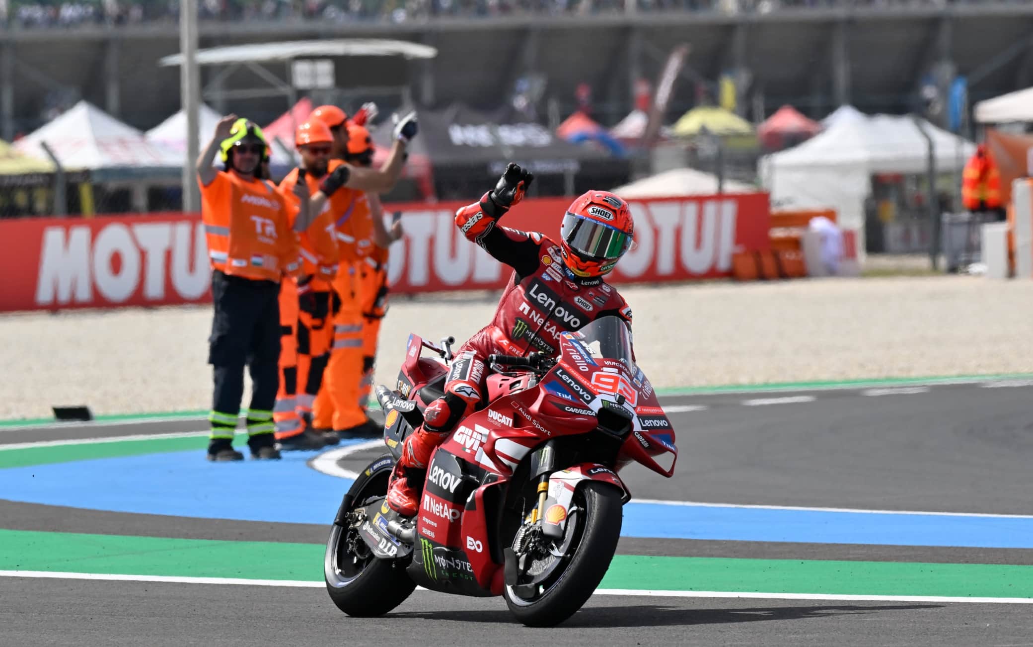 MotoGP al Balaton Park: vince Marquez davanti ad Acosta e Bagnaia. Out Bezzecchi