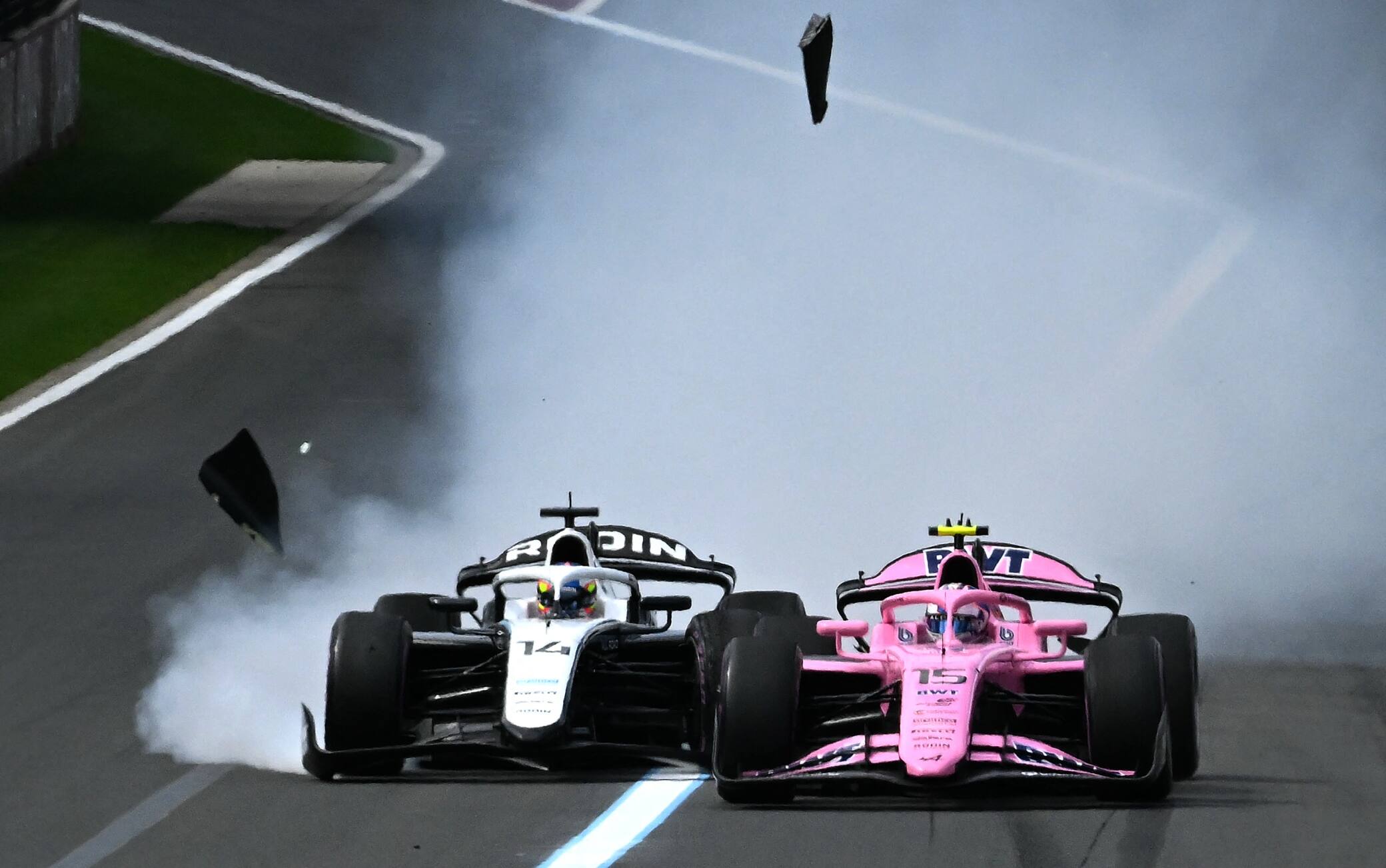 F2, l'incidente tra Dunne e Stenshorne in lotta per la vittoria. VIDEO