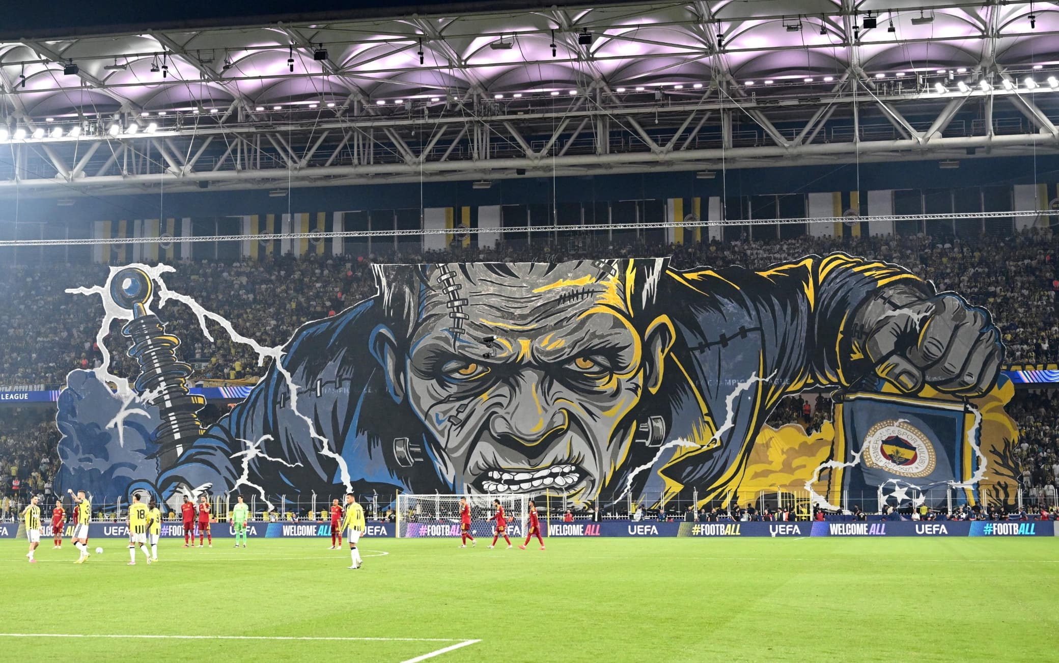 Intanto, uno scatto della suggestiva scenografia dei tifosi del Fener a inizio partita che strizza l'occhio a Frankenstein e alla 'creatura'. Fin qui, però, è stata la Roma ad aver fatto più paura…