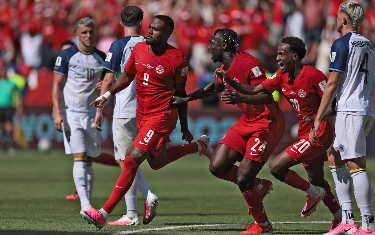 Cyle Larin festeggia il gol del pareggio del Canada contro la Bosnia