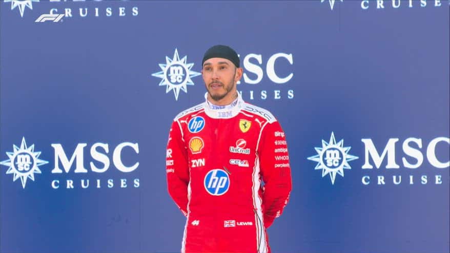 Vince Hamilton, festa Ferrari: gli inni sul podio