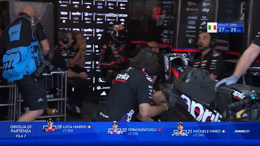 GP Mugello, l'uscita dai box di Bezzecchi e Martin