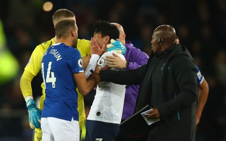 L'attaccante degli Spurs scoppia in lacrime dopo aver visto le condizioni dell'avversario