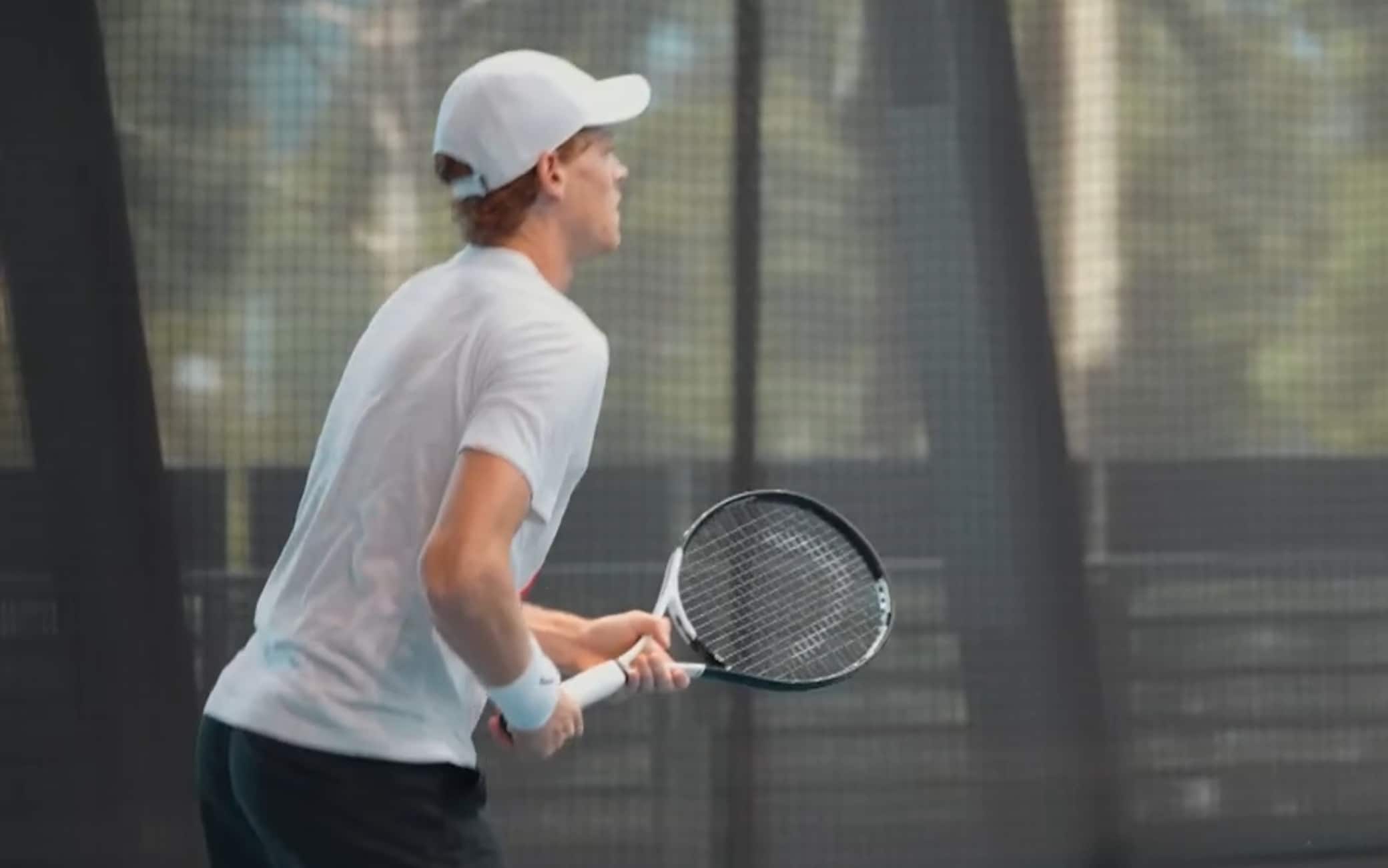 Sinner, allenamento indoor alla vigilia della semifinale agli Australian Open