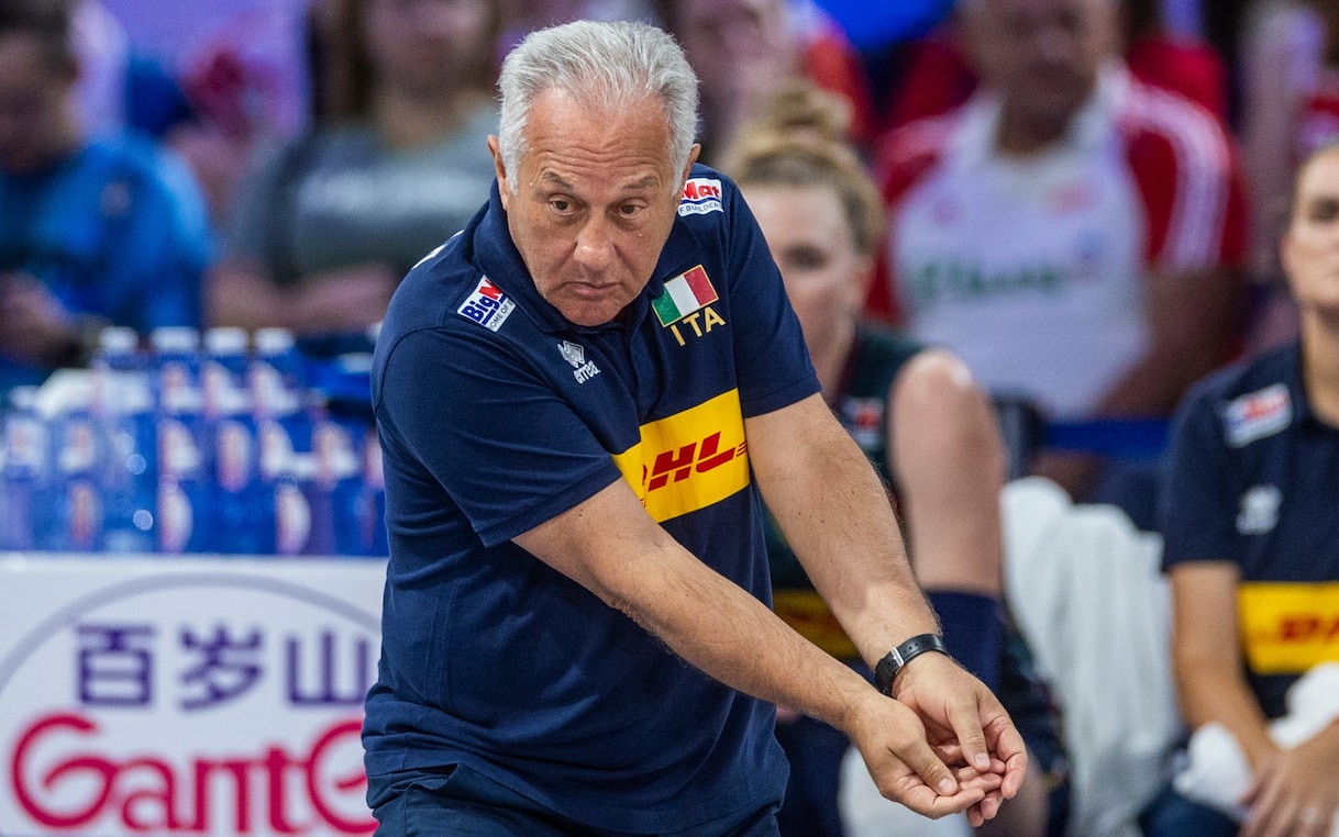 https://sport.sky.it/assets/images/13c13ccec130e73a0c753a2d95250bcc89abb470/skysport/it/volley/video/2026/08/19/italia-europei-volley-femminile-news-oggi-1118558/julio_velasco_italia_ipa.jpg?im=Resize,width=1218