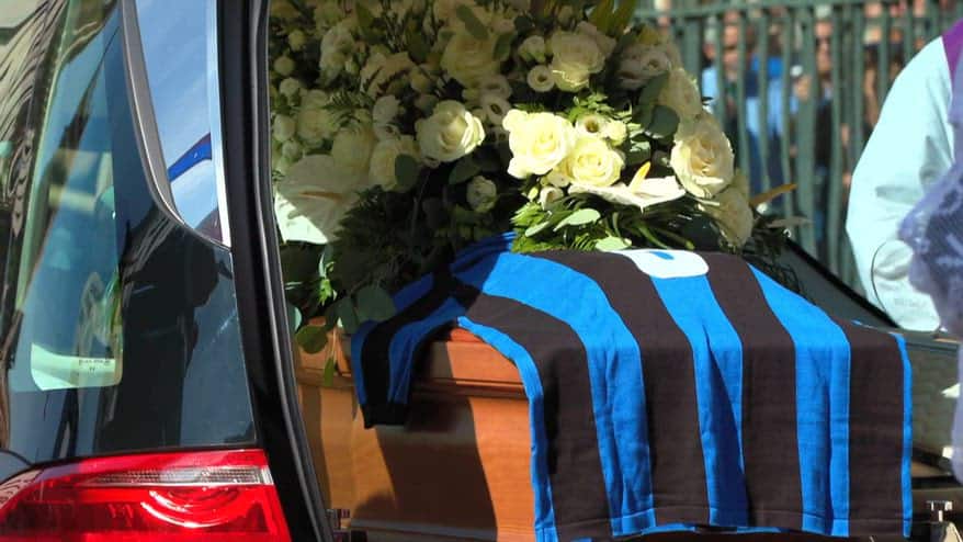 Funerali Mazzola, lungo applauso all'arrivo del feretro