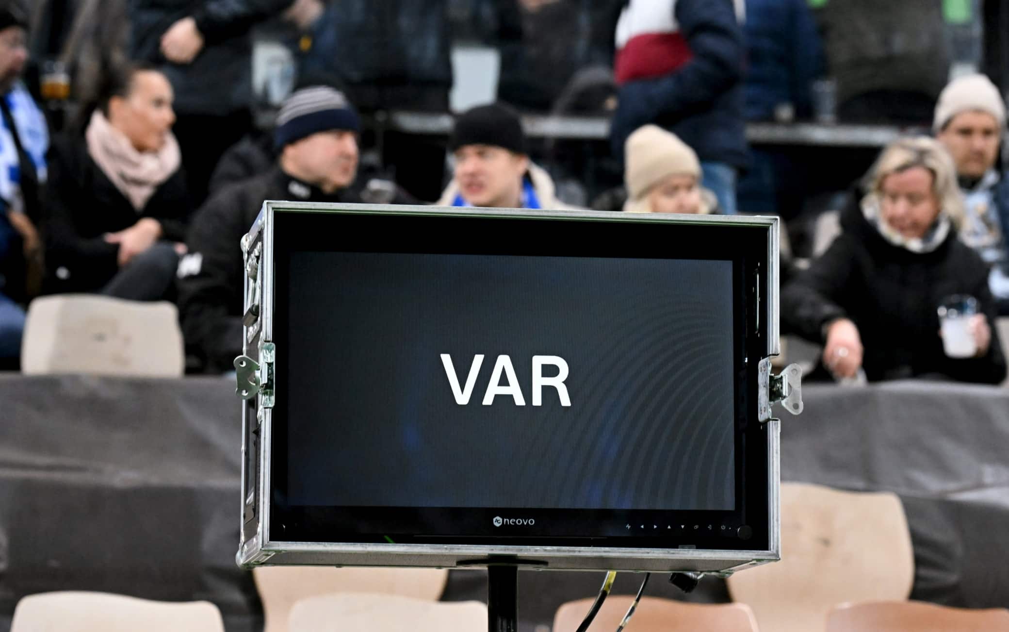 Premier League, 10 ex calciatori selezionati per fare il corso da arbitri