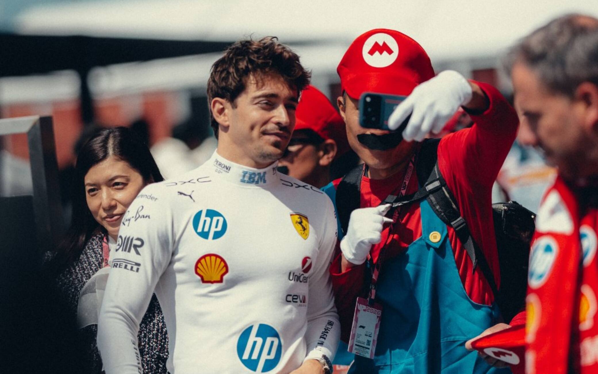 Dal team radio dell'Australia a Suzuka: Leclerc incontra... Super Mario. FOTO
