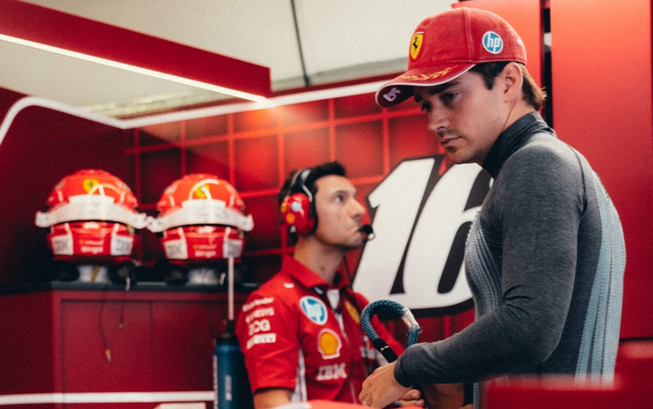 F1, GP Italia: il casco di Leclerc (Ferrrai) per la gara a Monza. FOTO e VIDEO