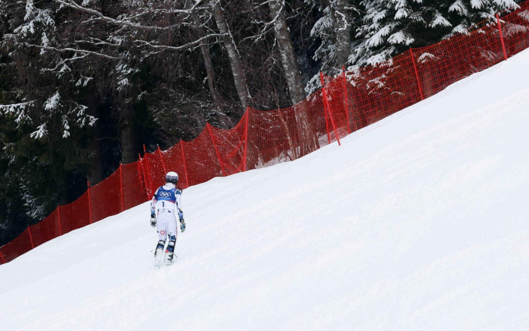 Disperazione McGrath: perde l'oro nello slalom speciale e scappa nel bosco. VIDEO