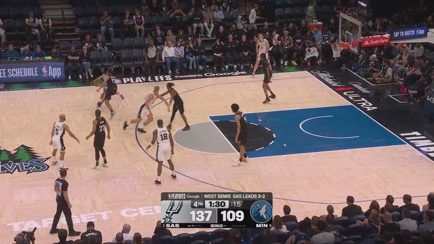 NBA, Plumlee schiaccia e Bryant lo imita in panchina