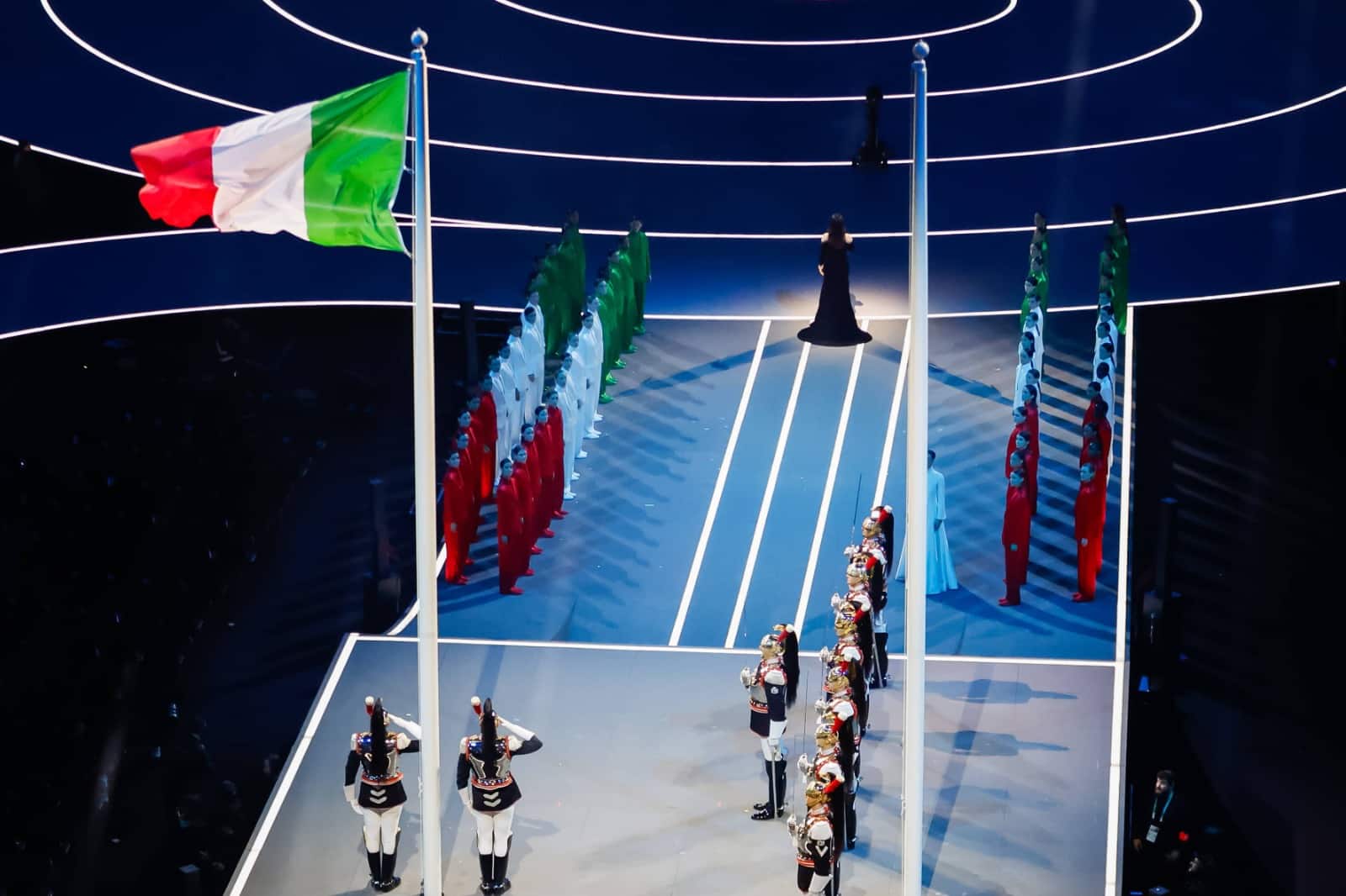 I corazzieri issano la bandiera