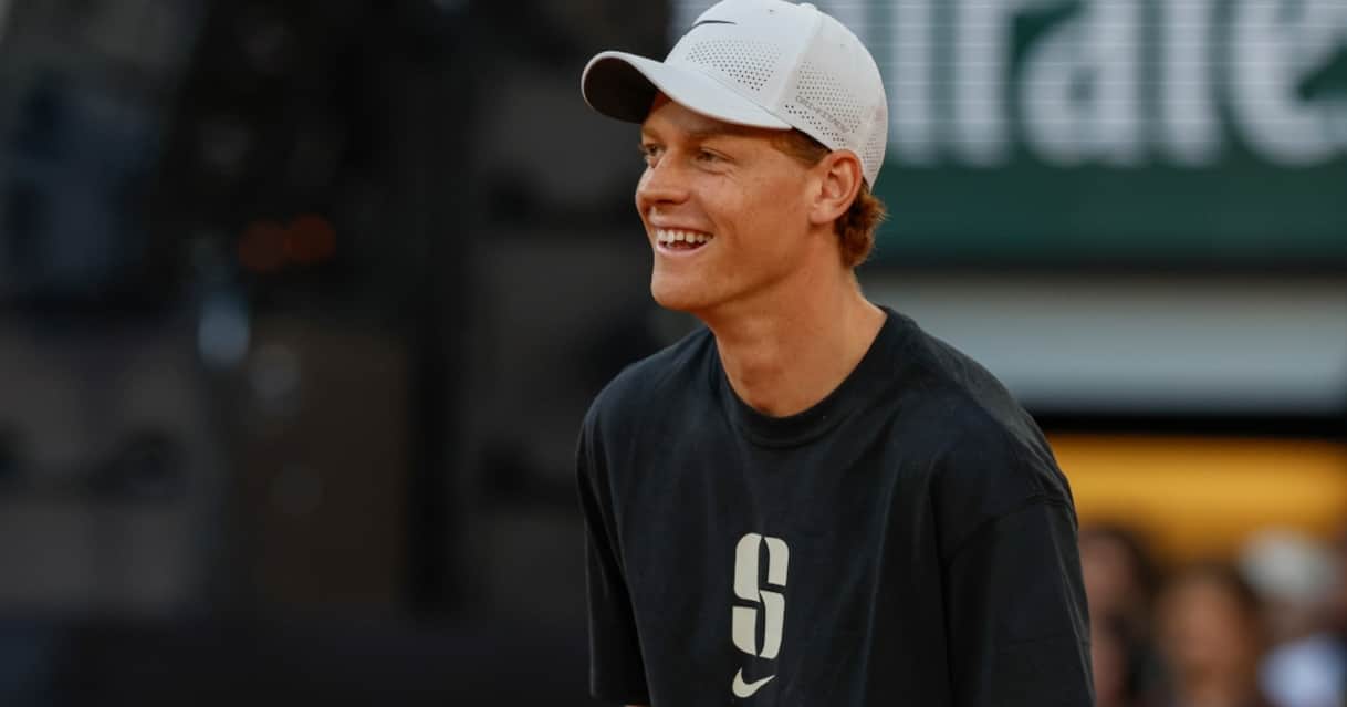 https://sport.sky.it/assets/images/15672592fe8feb88741a3733bb5f2893f0a3a4a3/skysport/it/tennis/video/2026/05/27/sinner-oggi-roland-garros-news-1101242/og_ipa_sinner.jpg?im=Resize,width=1218