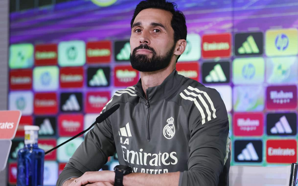 https://sport.sky.it/assets/images/158bb26b332c3d85c7be33f5b131ba0c7665afe1/skysport/it/calcio/liga/2026/01/13/arbeloa-real-madrid-conferenza-presentazione/arbeloa_ansa.jpg?im=Resize,width=1218
