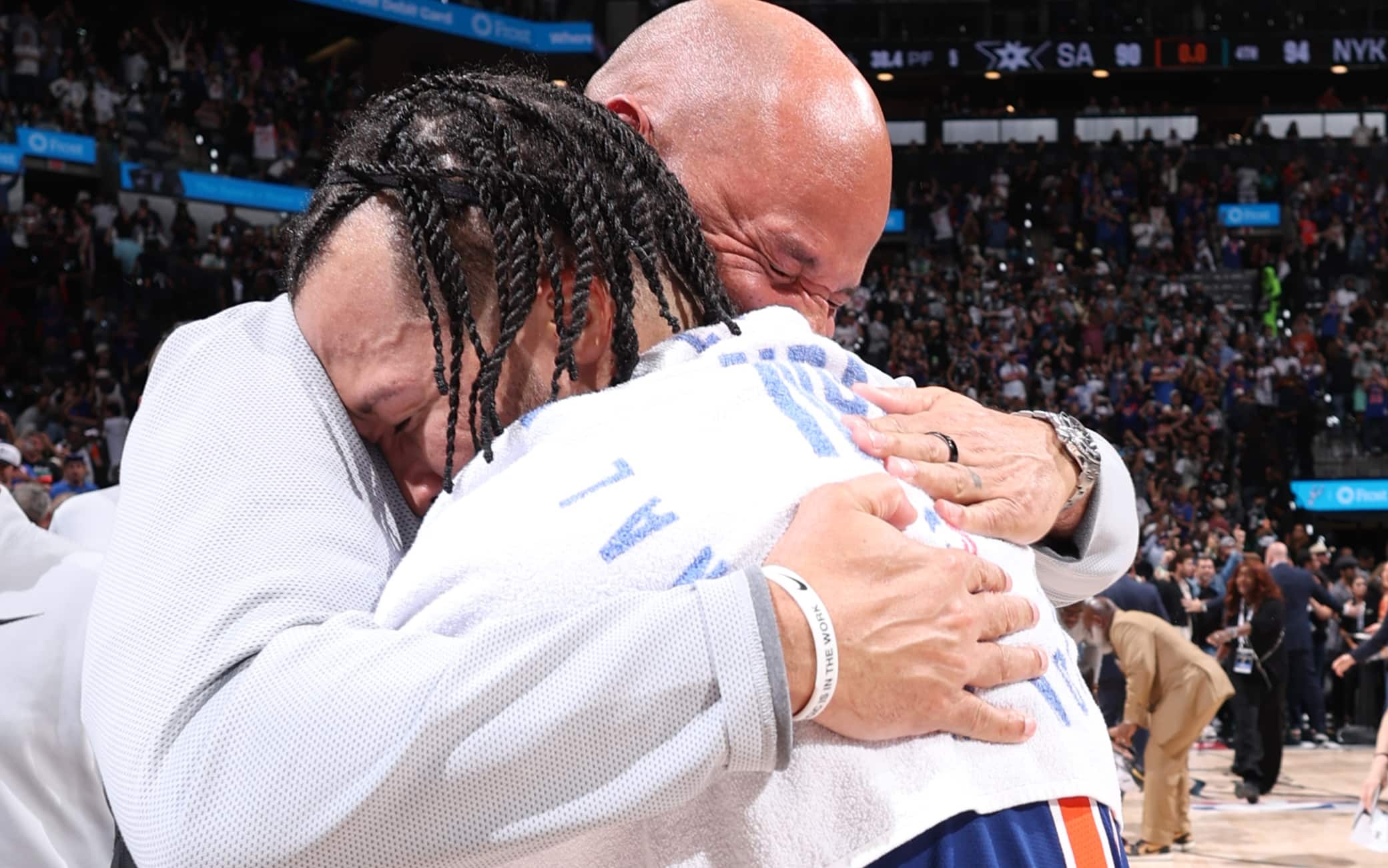 NBA, Rick e Jalen Brunson: nell’abbraccio tra padre e figlio c'è la storia dei Knicks