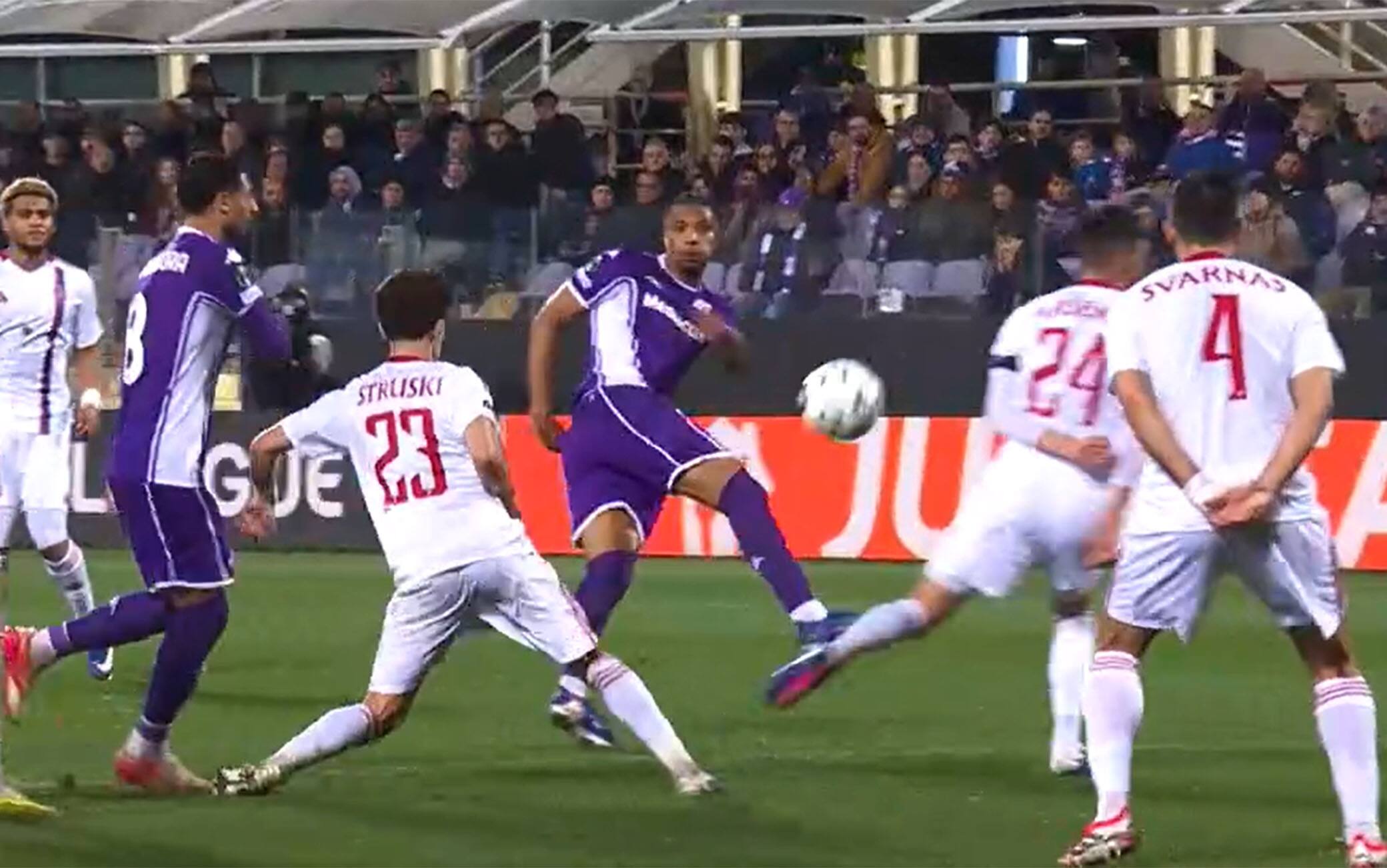Fiorentina-Rakow, Ndour da applausi: la volée da fuori area è spettacolare. VIDEO