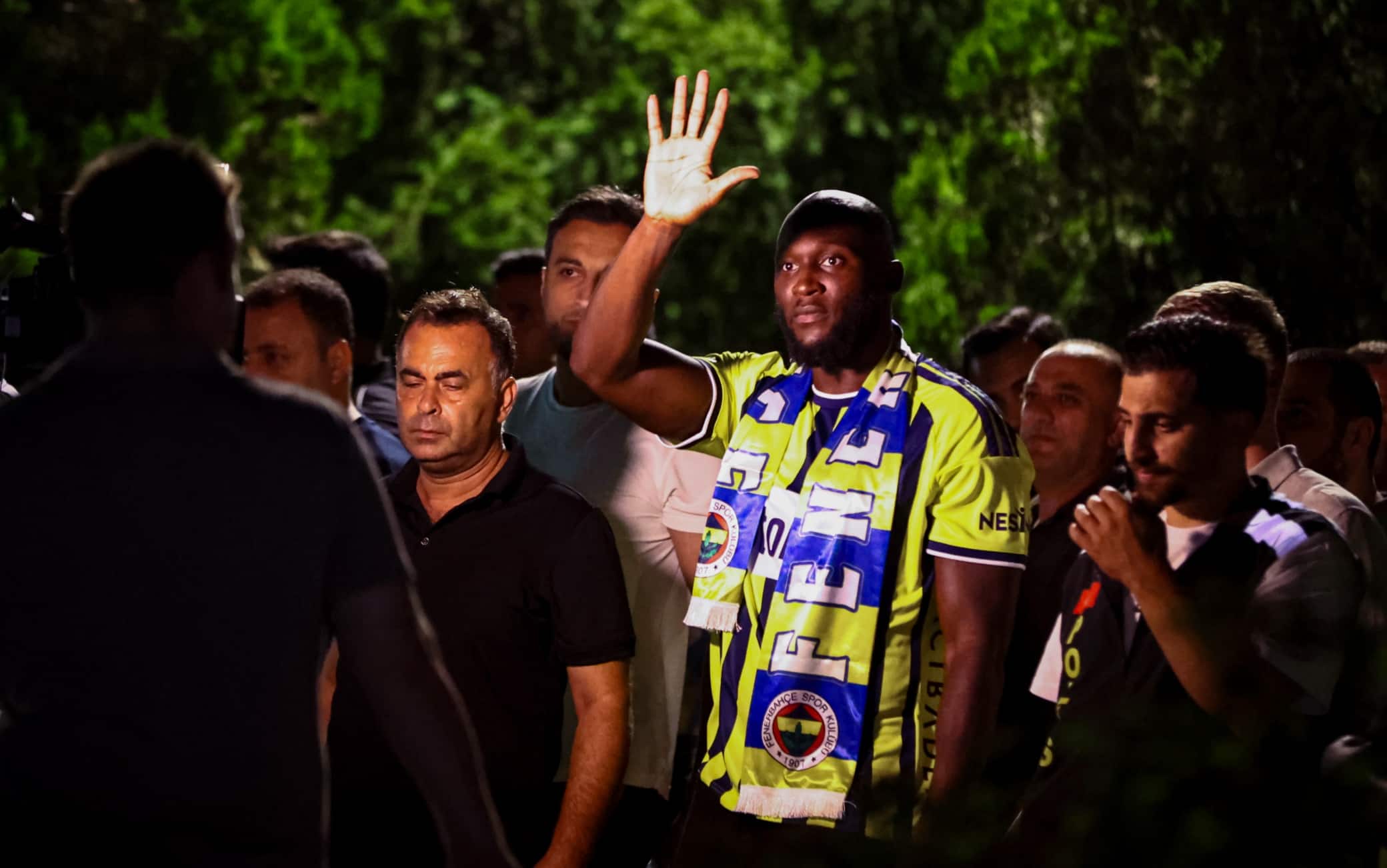 Lukaku al Fenerbahce, cori con tifosi all'arrivo in aeroporto. Video