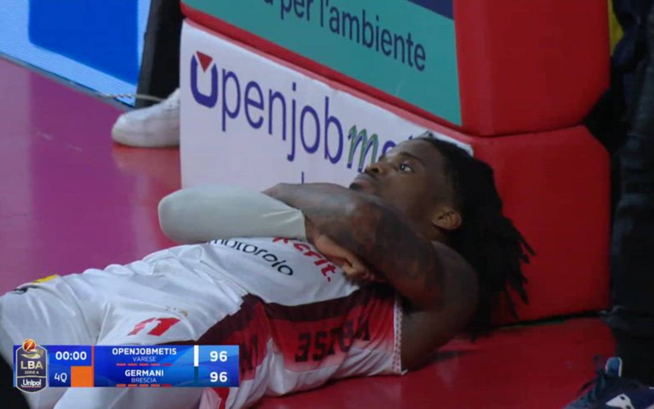 Serie A Basket, favoloso Iroegbu: canestro sulla sirena e Brescia ko a Varese. VIDEO