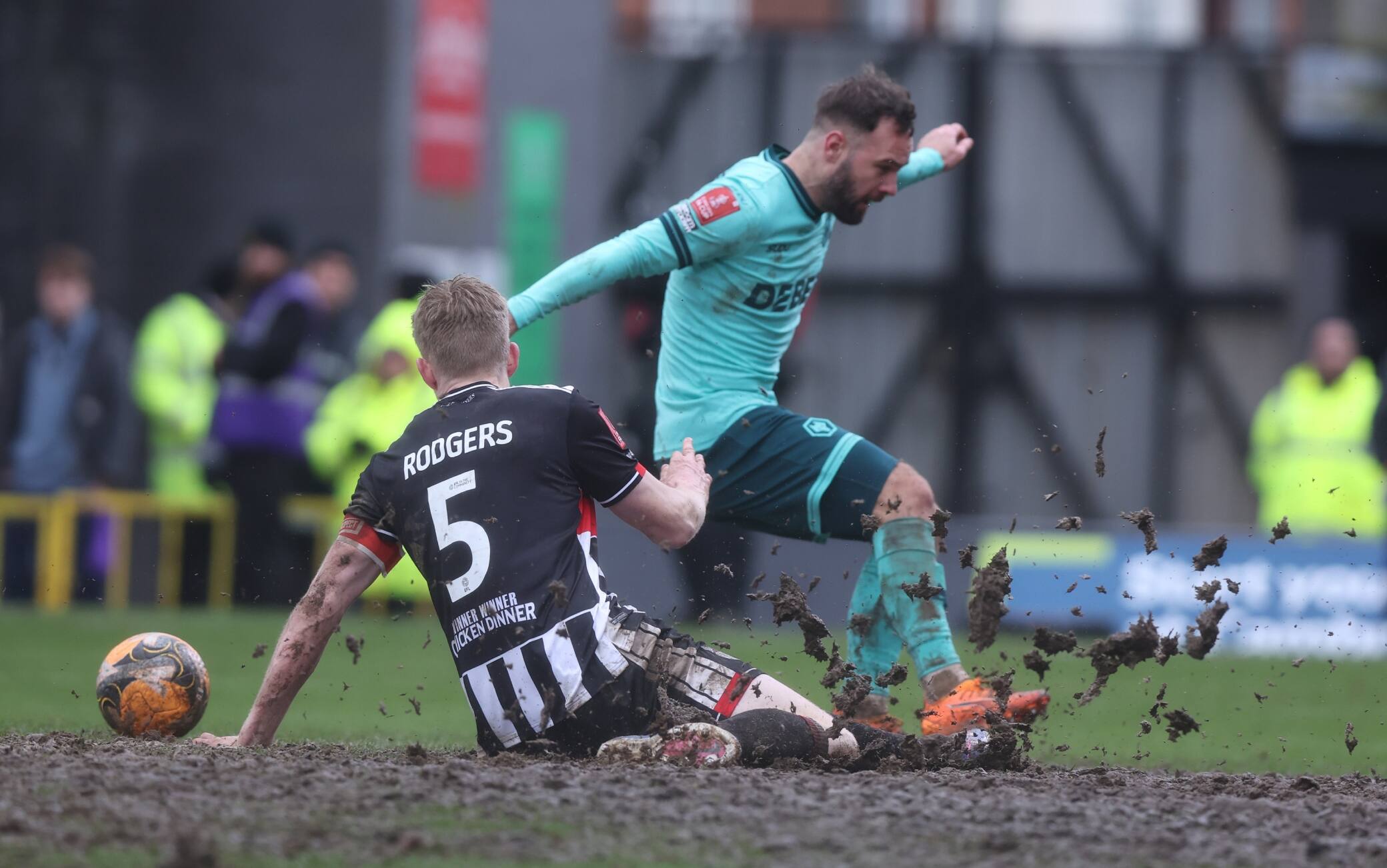 FA Cup, Grimsby Town-Wolverhampton nel fango: le foto