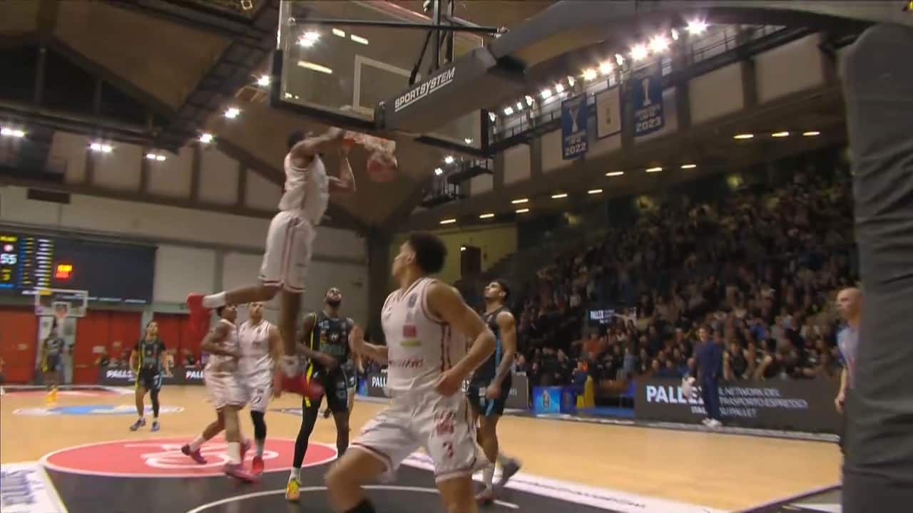 Josh Nebo è tornato: vola a schiacciare sull'assist di Ellis. VIDEO