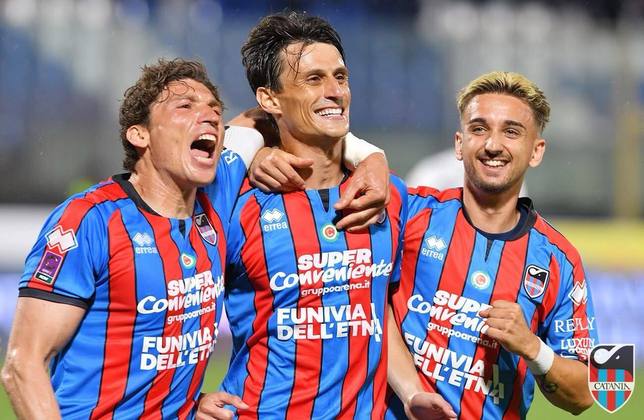 Inglese (al centro) è stato determinante per il Catania