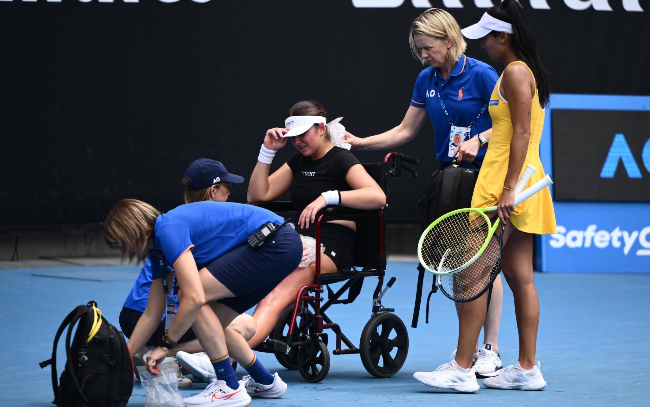 Australian Open, Stakusic si ritira per crampi ed esce dal campo in sedia a rotelle. FOTO