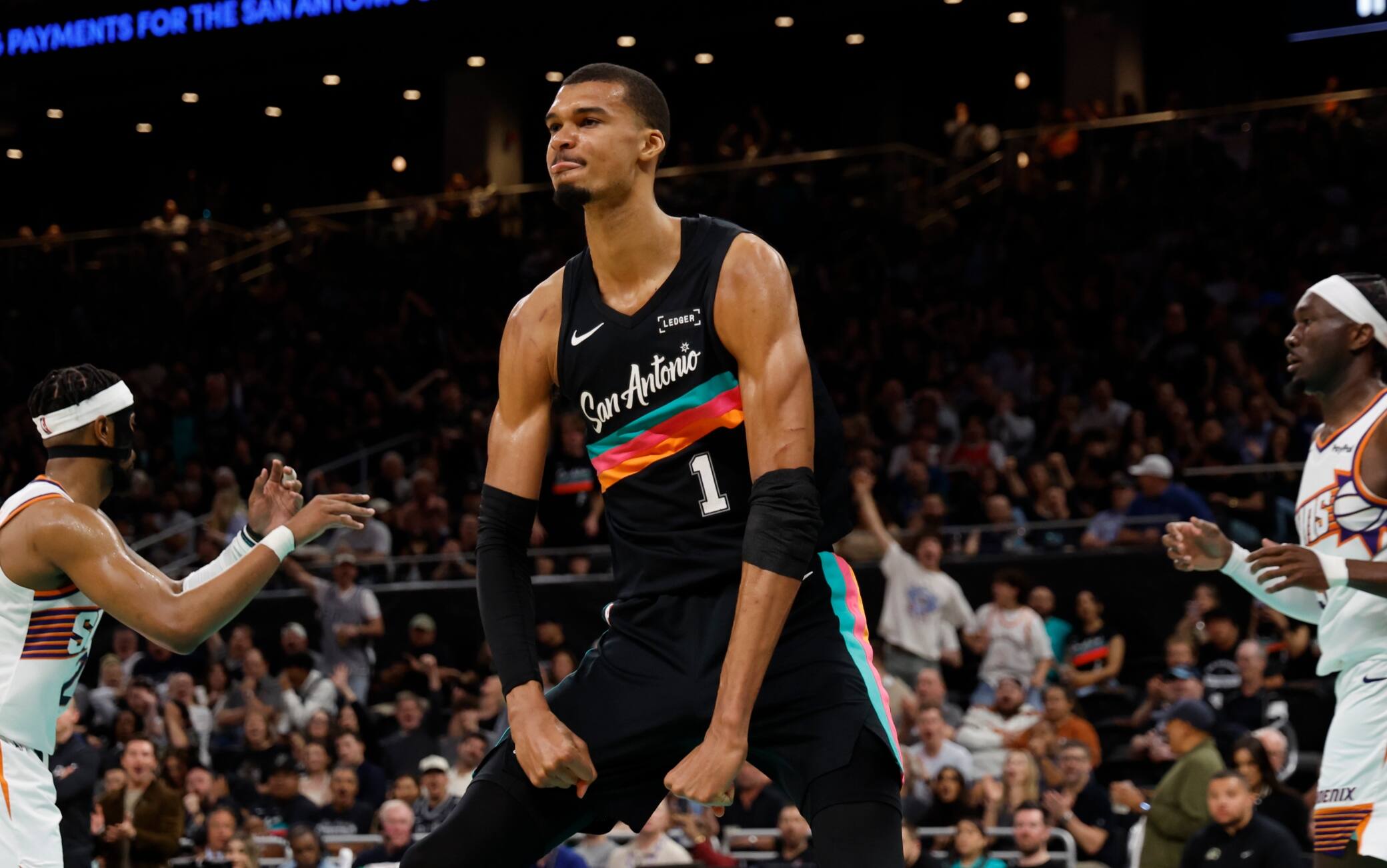 NBA, Wembanyama vola in mezzo a due difensori e mostra i muscoli: la top-5 della notte