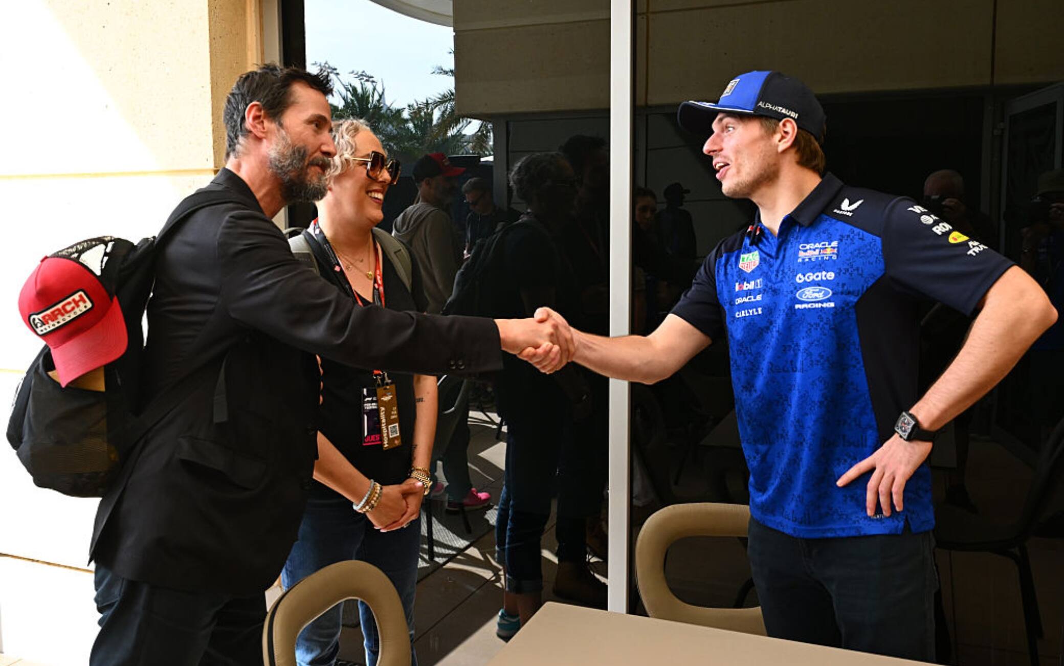 F1, Keanu Reeves in Bahrain: l'incontro con Verstappen ai test. FOTO