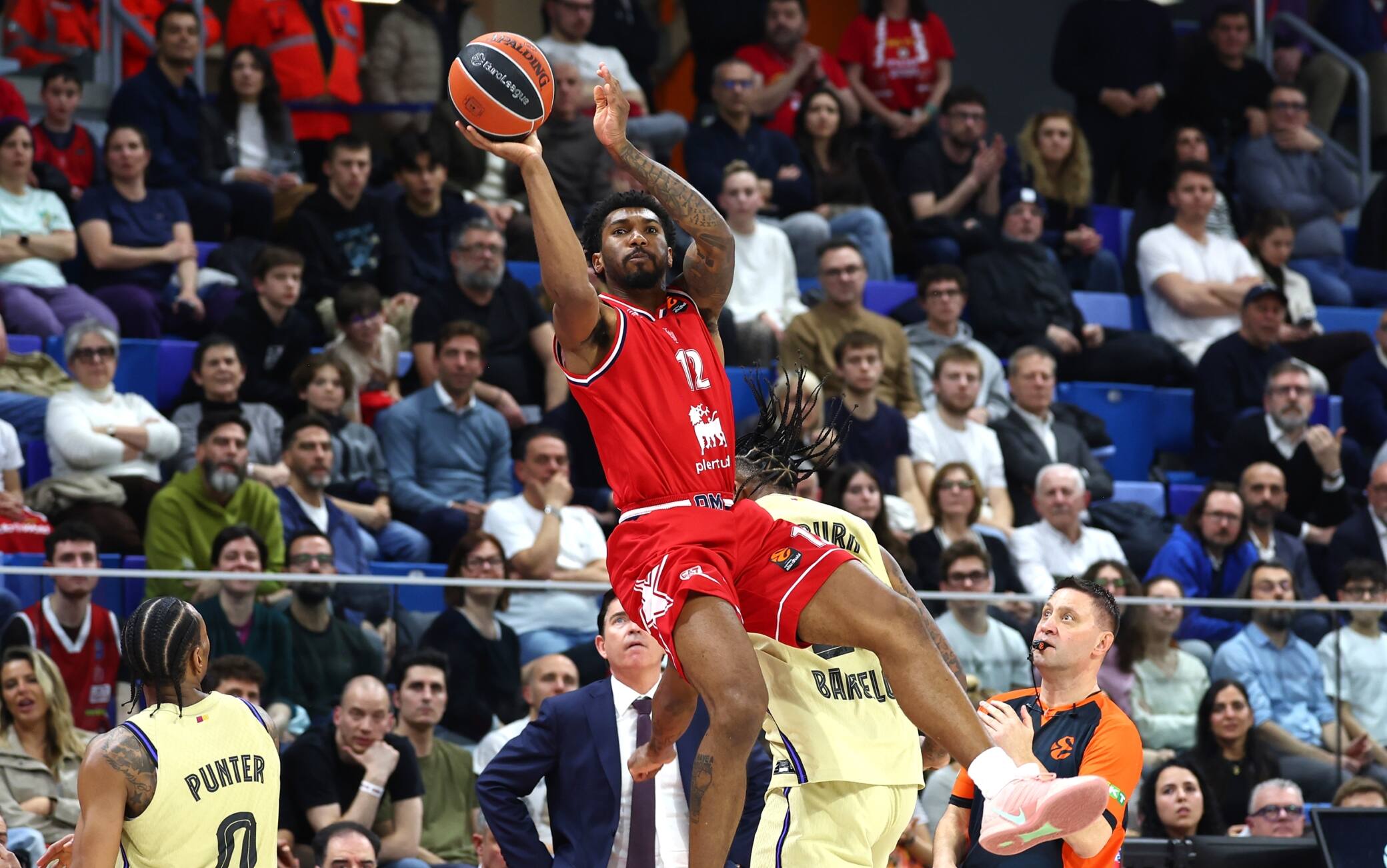 Eurolega, Armoni Brooks segna "la tripla della stagione": canestro pazzesco. VIDEO
