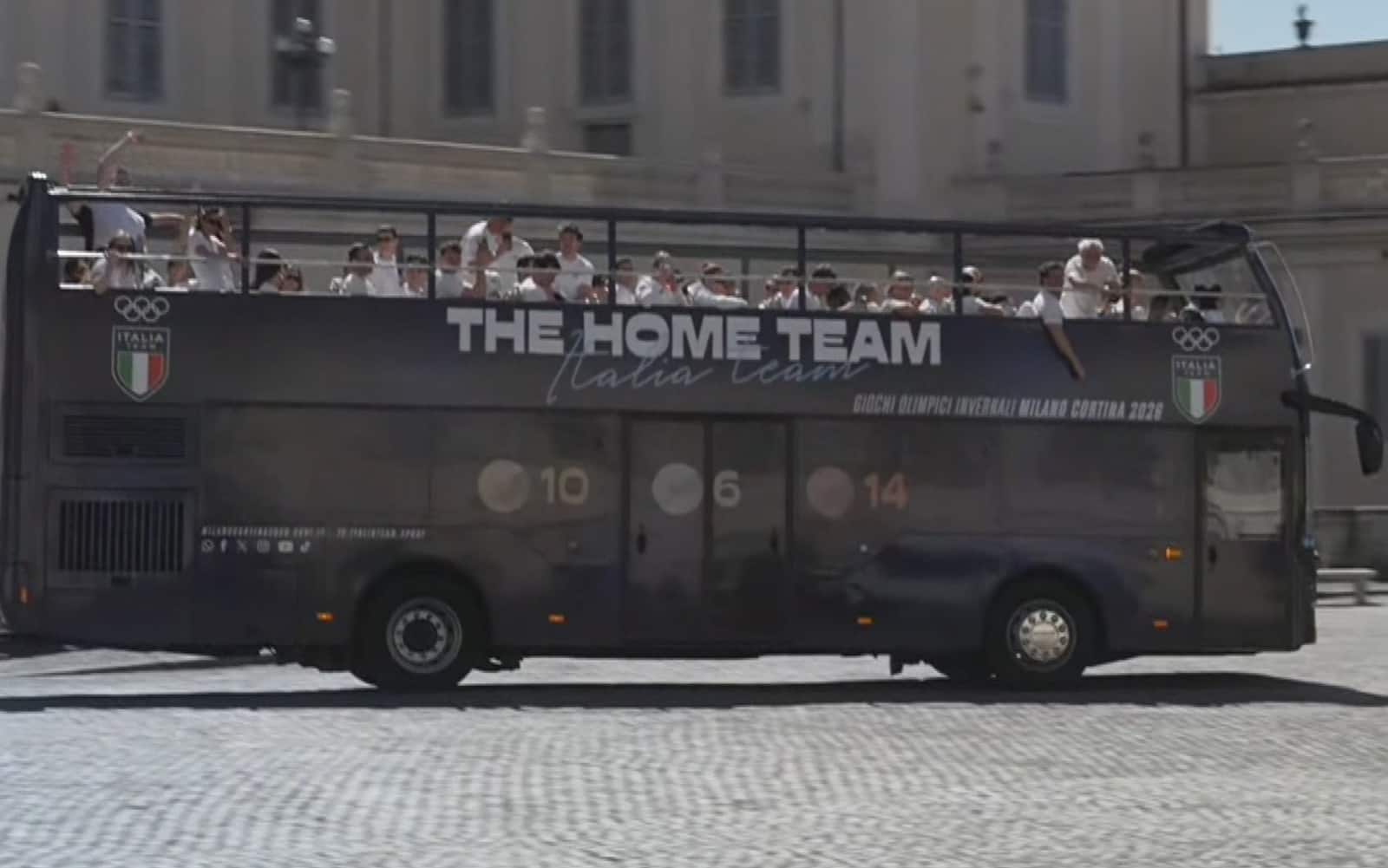 Il pullman degli azzurri arriva al Quirinale Il pullman degli azzurri arriva al Quirinale