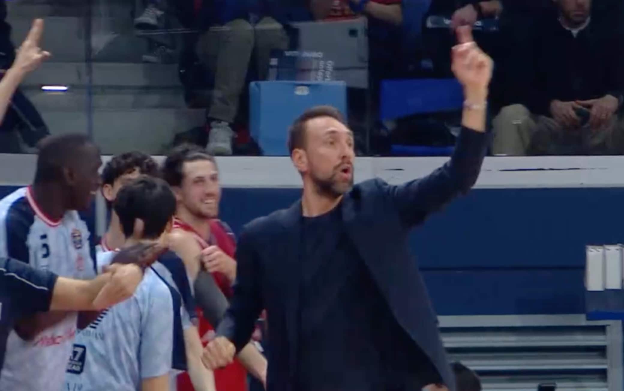 Mannion penetra, Ricci inventa e LeDay segna: contro Cantù è super Olimpia
