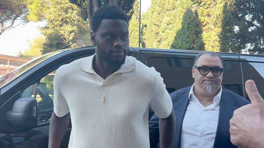 Napoli-Badiashile, iniziate le visite mediche: il video