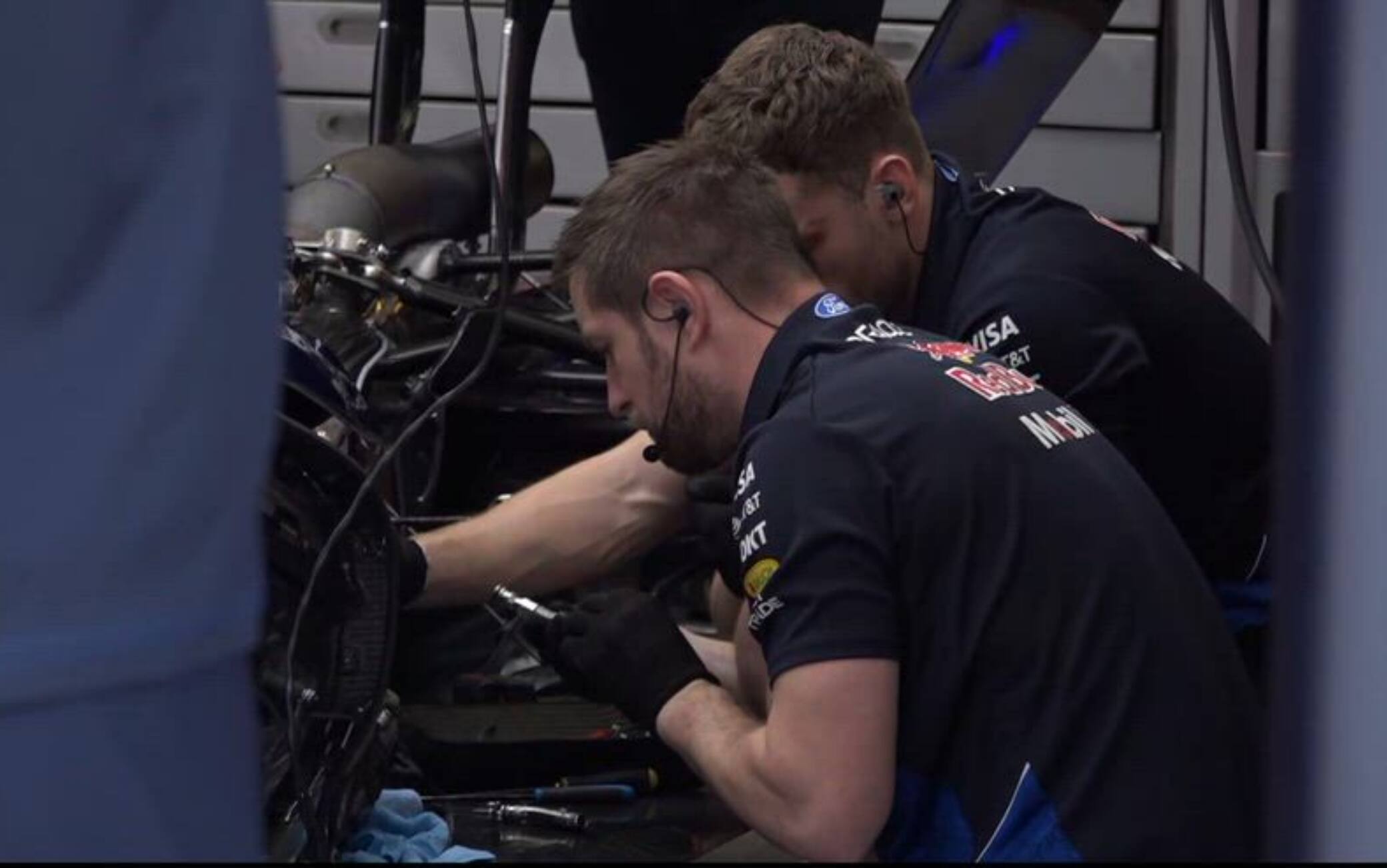 Test F1 in Bahrain, problemi Red Bull? I meccanci al lavoro sulla macchina di Hadjar