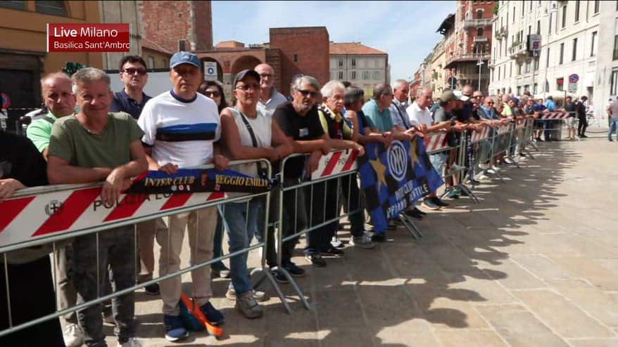Funerali Sandro Mazzola, l'attesa dei tifosi a Sant'Ambrogio