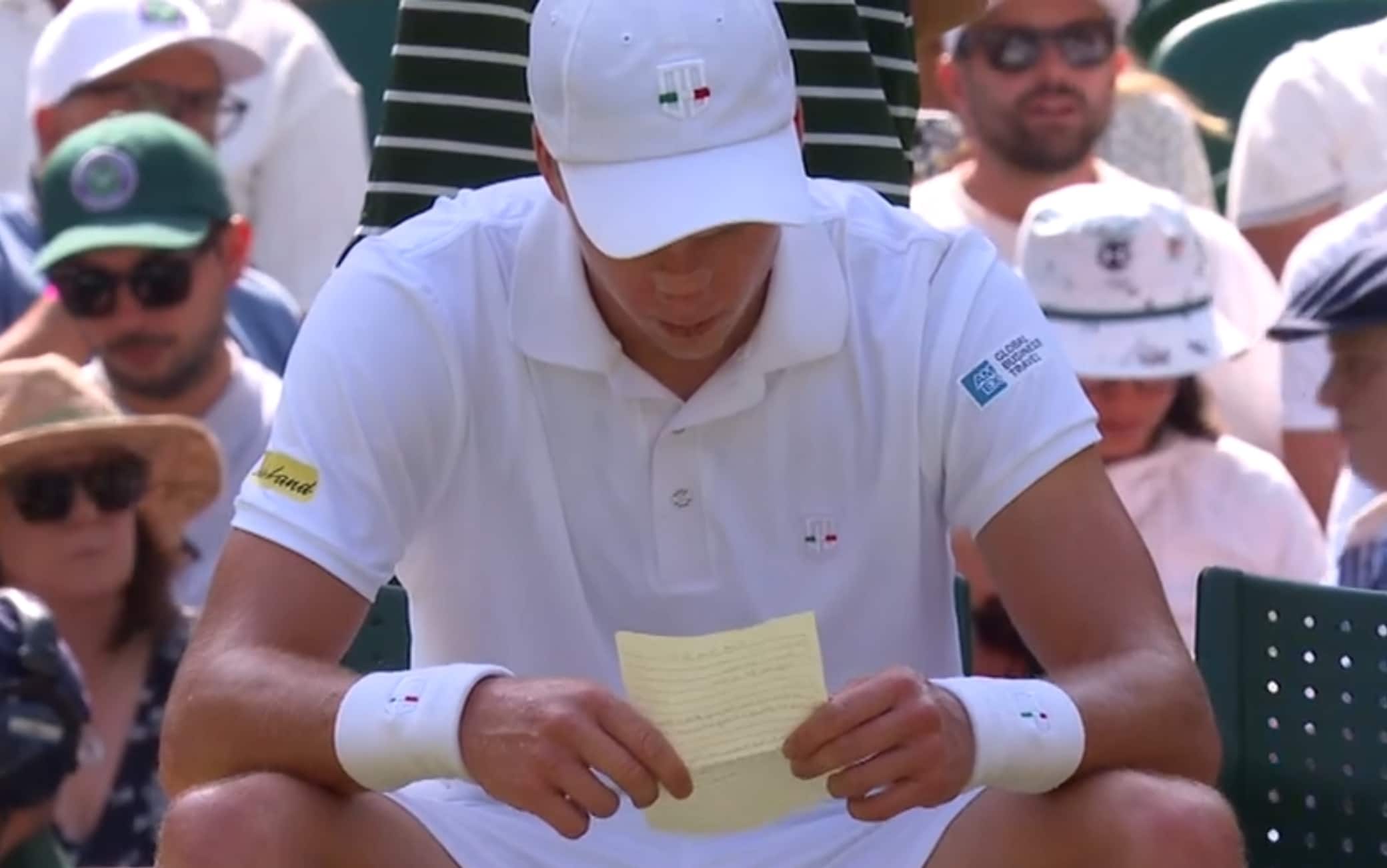 Wimbledon, Sinner-Brooksby: l'americano legge gli appunti tattici in campo