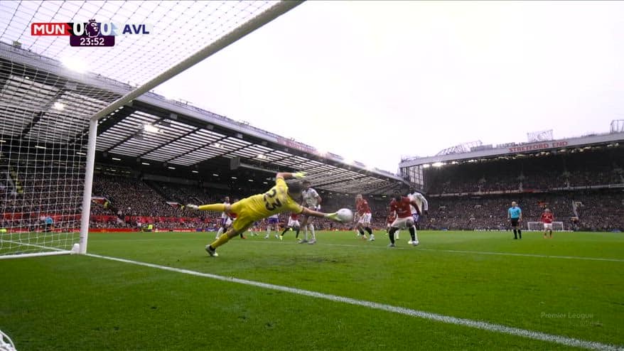 Man United-Aston Villa, la grande parata del 'Dibu' Martinez